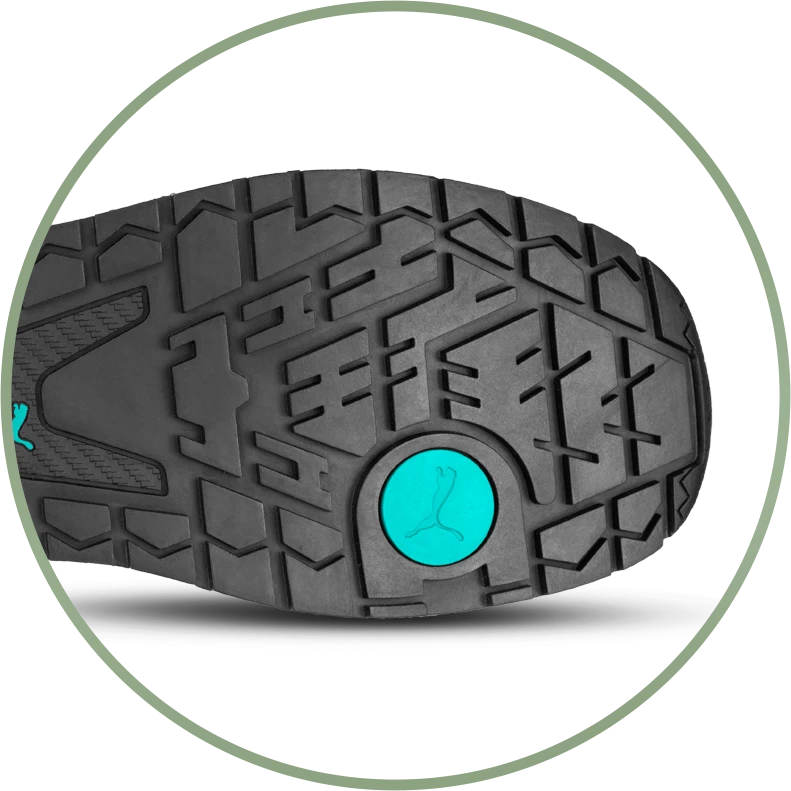 Profilansicht der Sohle des PUMA SAFETY VIVID LOW Sicherheitsschuhs S1P ESD mit türkisfarbenem PUMA-Logo im Mittelfußbereich.