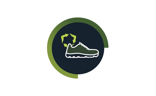 Grünes Recycling-Icon mit Schuh-Symbol in rundem Kreis auf transparentem Hintergrund.