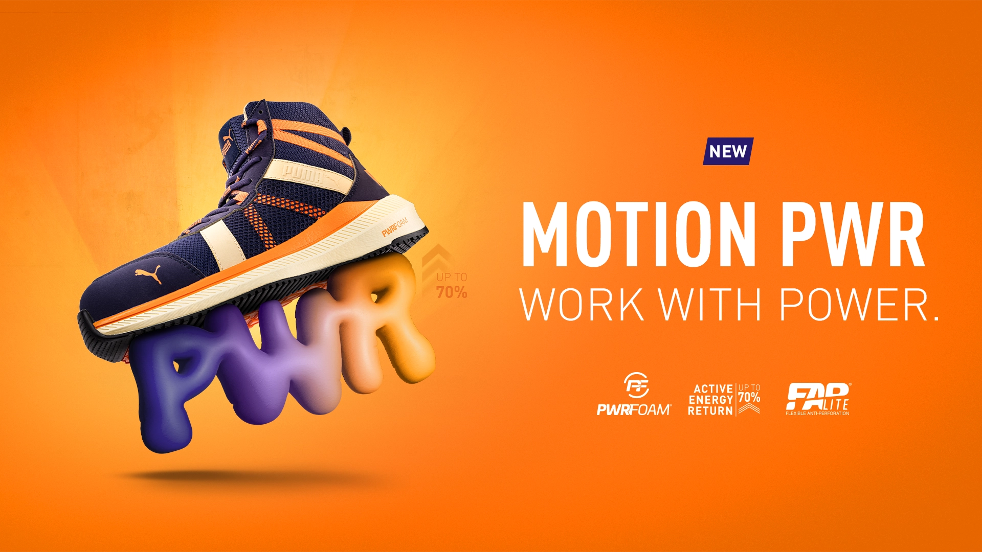 PUMA SAFETY RIVAL MID Sicherheitsschuh S1PS ESD in Blau mit orangefarbenen Details, Produktaufnahme vor orangem Hintergrund mit Motion PWR Schriftzug.